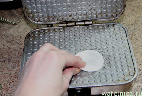 Включаем электровафельницу